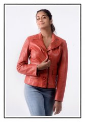 Model in fotostudio lederen jas rood.jpg